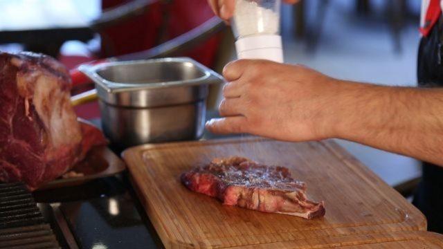Et pişirirken hangi baharatlar kullanılır?