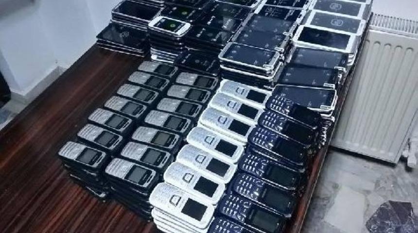 Kaza Yapan Otomobilden Ka&ccedil;ak Cep Telefonu &Ccedil;ıktı