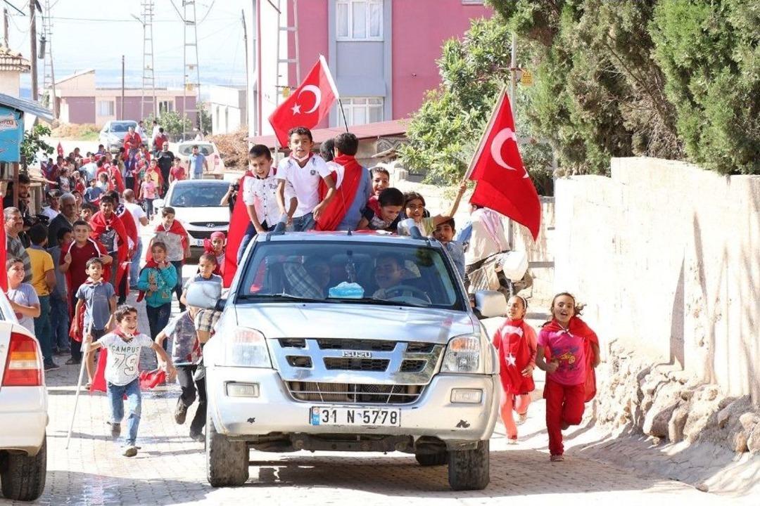 &Ccedil;ocuklardan Askere Sevgi G&ouml;sterisi