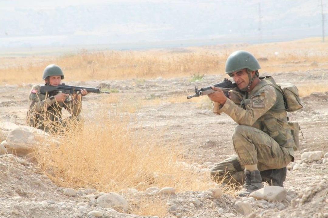 Sınırda Devam Eden Tatbikatta Askerlere Sızma Ve D&uuml;şman Ateşine Karşı Eğitimler Verildi