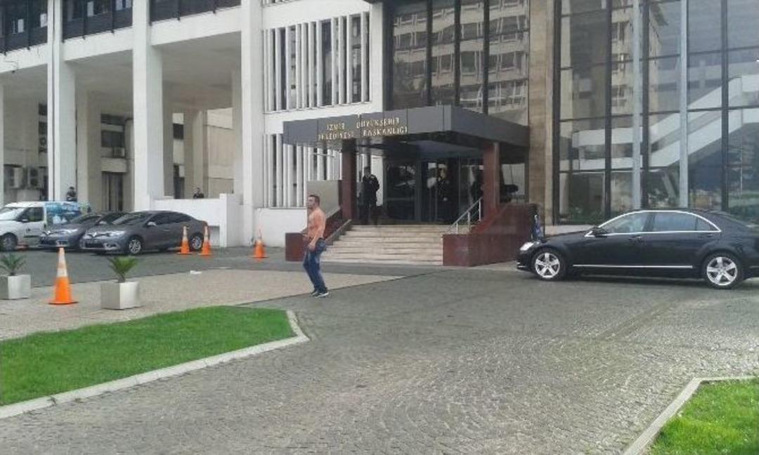 Belediye Binası &Ouml;n&uuml;nde Bı&ccedil;akla Kendisini Yaraladı