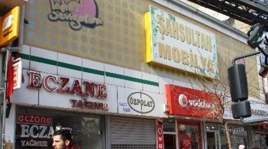 Tehlike Sa&ccedil;an Buz Sarkıtları Temizlendi