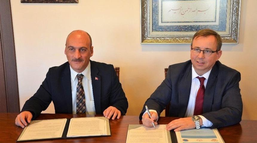 T&uuml; İle Milli Eğitim M&uuml;d&uuml;rl&uuml;ğ&uuml; Arasında Eğitimde İşbirliği Protokol&uuml; İmzalandı