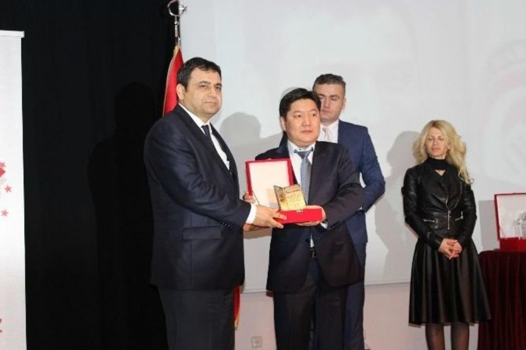 &Ccedil;om&uuml; Rekt&ouml;r&uuml; La&ccedil;iner&rsquo;e 3 &Ouml;d&uuml;l Birden