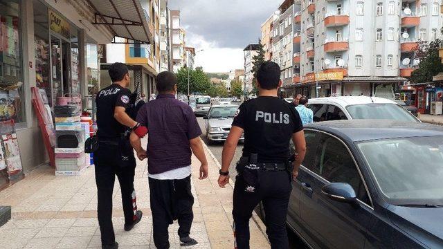 Engelli Şahıs Engelli Kız Kardeşinin Boynunu Kesti 1