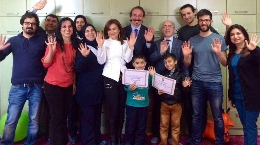 Onkoloji Hastanesi&rsquo;ndeki &Ccedil;ocukların Karne Sevinci