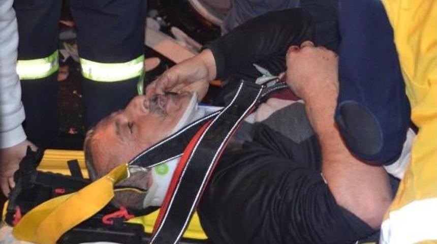 &Ccedil;ekici, Kırmızıda Bekleyen Tır'a Arkadan &Ccedil;arptı: 2 Yaralı