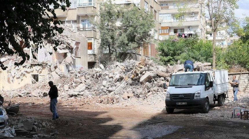 İnşaat Tozundan Bıkan Esnaf Tedbirsiz Yıkımdan Şikayet&ccedil;i