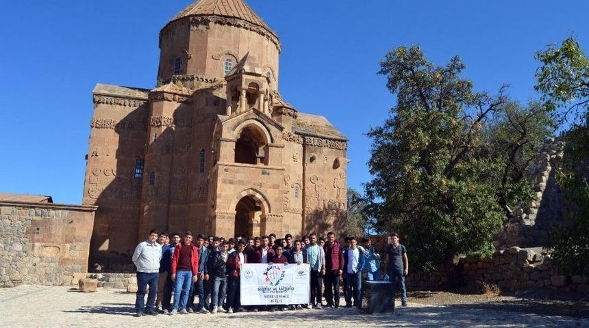 Ahlatlı &Ouml;ğrenciler, Van&rsquo;daki Tarihi Ve K&uuml;lt&uuml;rel Mekanları Gezdi