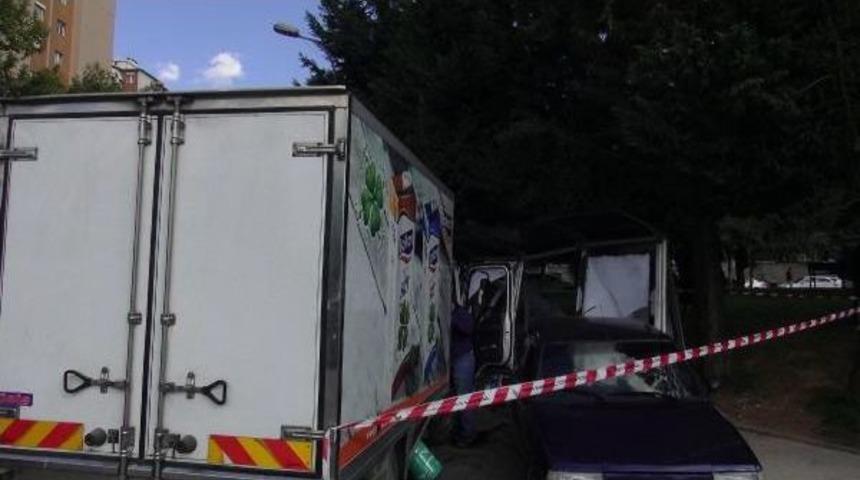 Ataşehir'de Kamyonet Minib&uuml;s Durağına Girdi