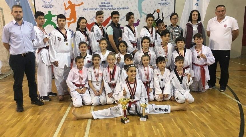 &Ouml;d&uuml;l Avcısı U&ccedil;an Tekmeler