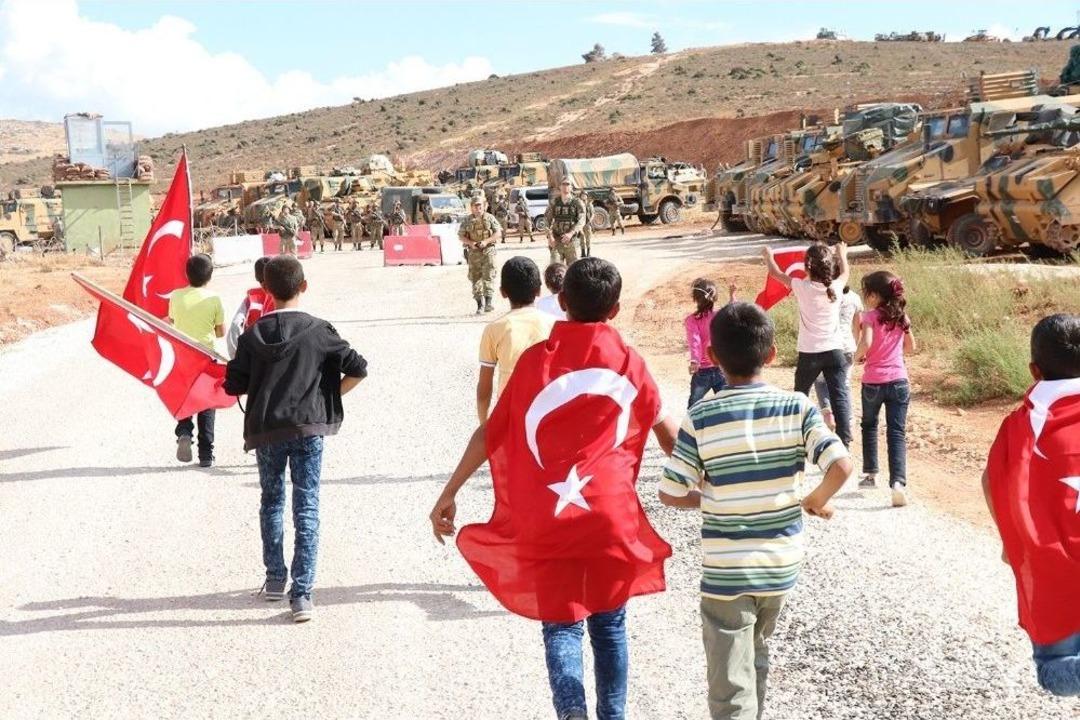 &Ccedil;ocuklardan Sınırdaki Mehmet&ccedil;iğe T&uuml;rk Bayrağı