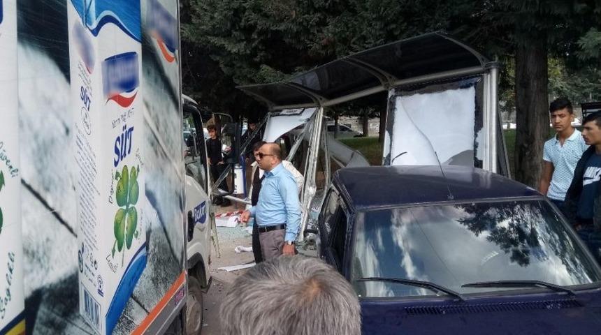 Ataşehir&rsquo;de Kamyonet Otob&uuml;s Durağına Daldı: 1 &Ouml;ğrenci Yaralandı