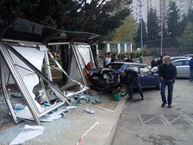 Ataşehir&rsquo;de Kamyonet Otob&uuml;s Durağına Daldı: 1 &Ouml;ğrenci Yaralandı 2