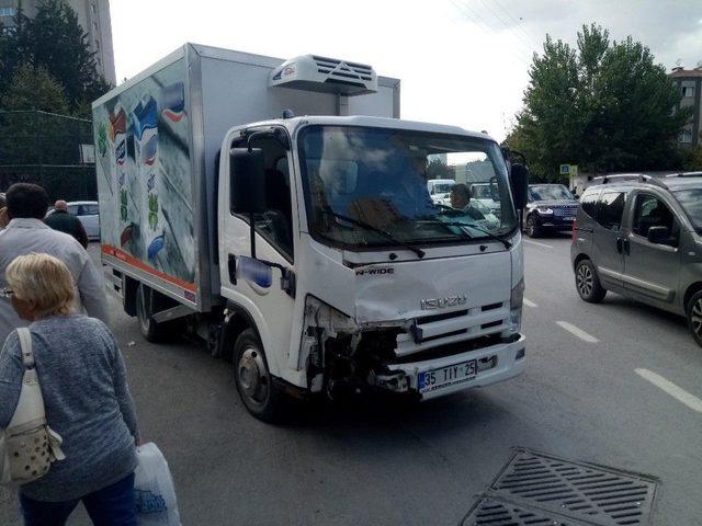 Ataşehir&rsquo;de Kamyonet Otob&uuml;s Durağına Daldı: 1 &Ouml;ğrenci Yaralandı 3
