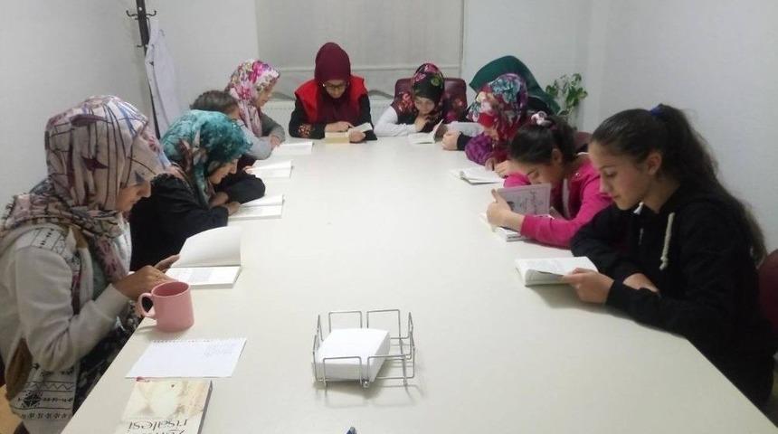 Gen&ccedil;lik Merkezi&rsquo;nde &ldquo;kitap Okuma Halkaları&rdquo; Projesi Başladı