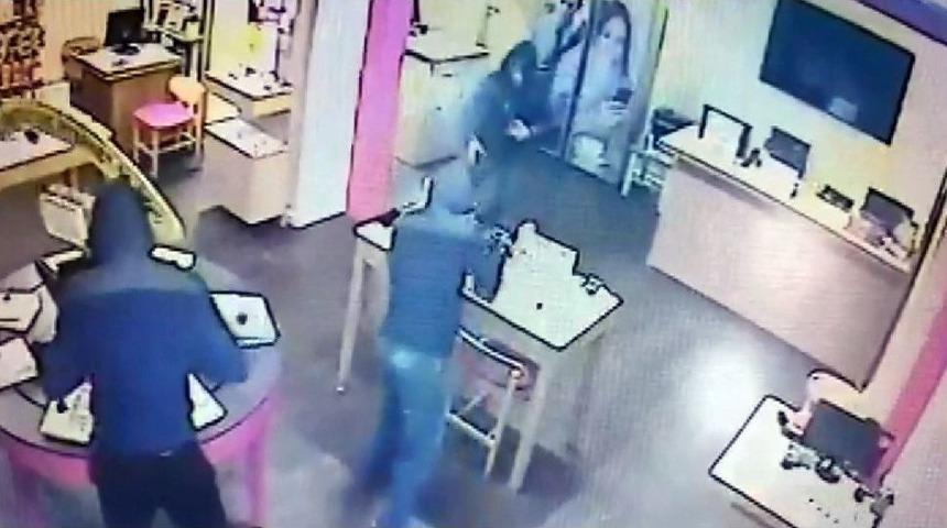 1 Dakikada 23 Telefon &Ccedil;alan Hırsız 3 G&uuml;n Sonra Yakalandı