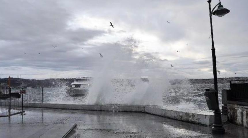 Lodos Nedeniyle Denizde Dev Dalgalar Oluştu, Vapur Seferleri Iptal Edildi