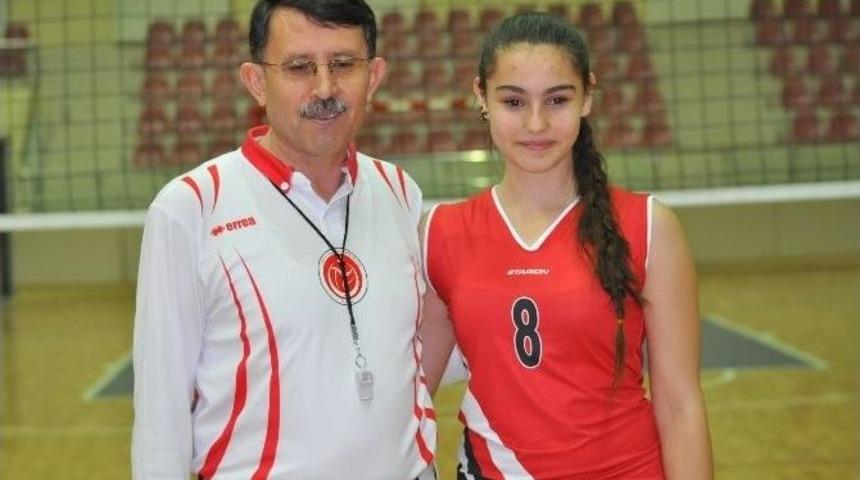 Final Ma&ccedil;ında Baba Hakem, Kızı Oyuncu Olarak Sahaya &Ccedil;ıktı