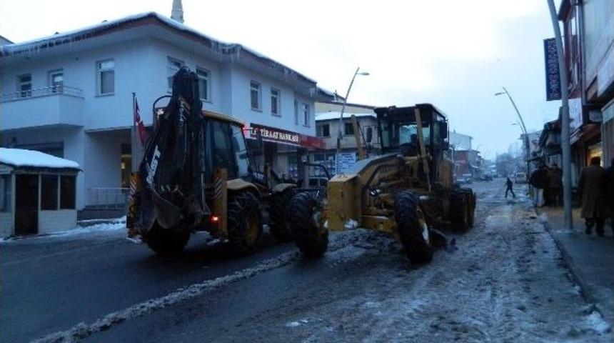 Eleşkirt Belediyesi&rsquo;nden Kar Temizleme &Ccedil;alışması