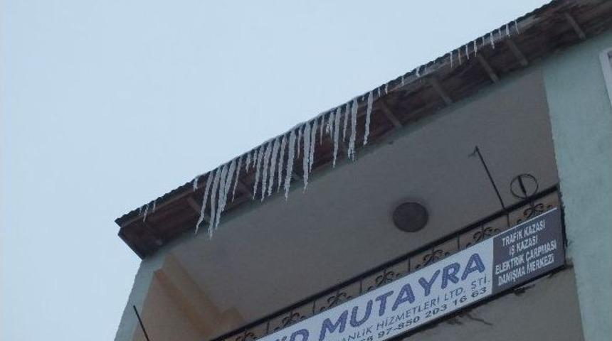 &Ccedil;atılardan Sarkan Buzlar Tehlike Arz Ediyor