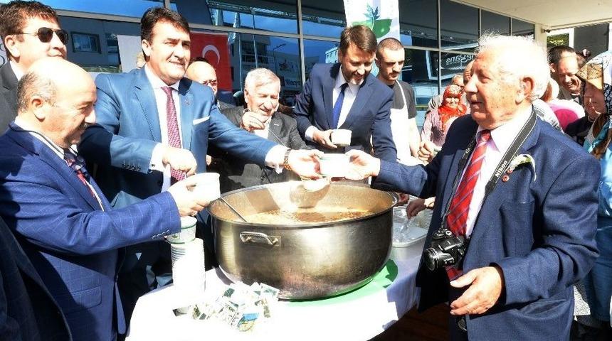 Dündar Aşure Dağıttı