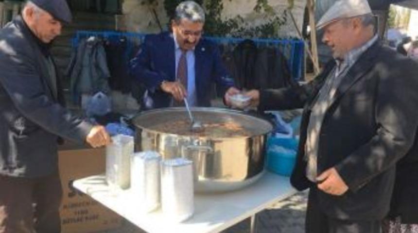 Altıntaş Belediyesi 4 Bin Kişiye Aşure Dağıttı