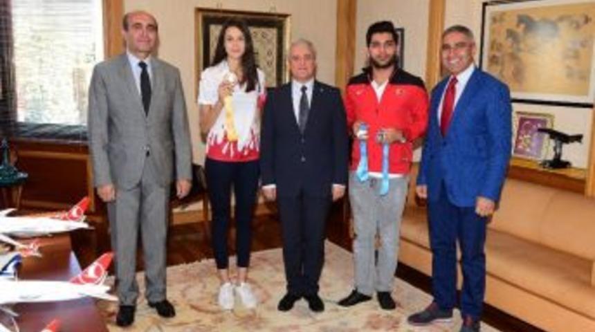 Anadolu &Uuml;niversitesinin &Ouml;d&uuml;ll&uuml; Sporcularından Rekt&ouml;r G&uuml;ndoğan&rsquo;a Ziyaret