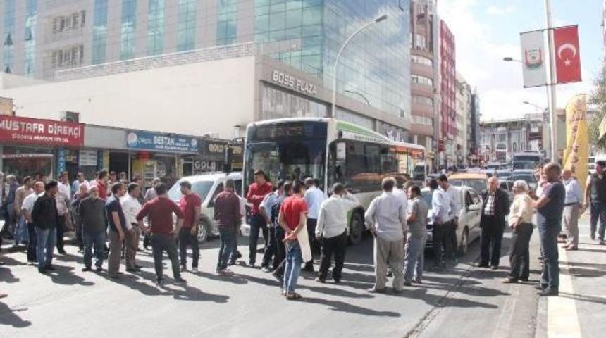 Şanlıurfa&rsquo;Da Trafik Cezalarına Tepki G&ouml;steren Esnaf Yol Kapattı