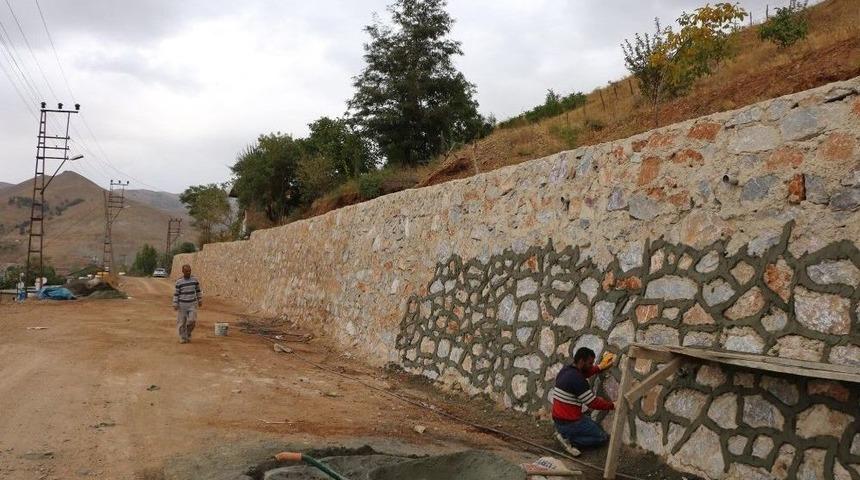 Bitlis&rsquo;te İstinat Duvarı &Ccedil;alışmaları Devam Ediyor