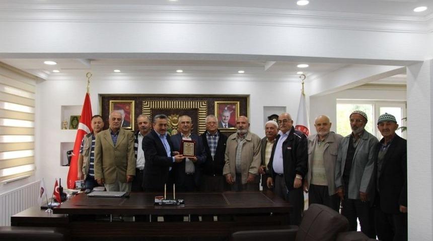 Başkan Tutal&rsquo;a Vatandaşlardan Teşekk&uuml;r Plaketi