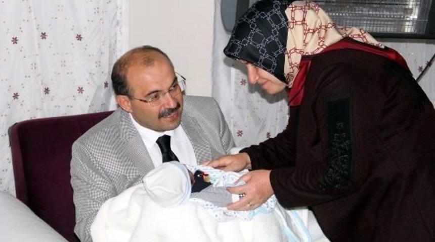 Bitlis Valisi, Yeni Doğum Yapan Şehit Eşini Ziyaret Etti