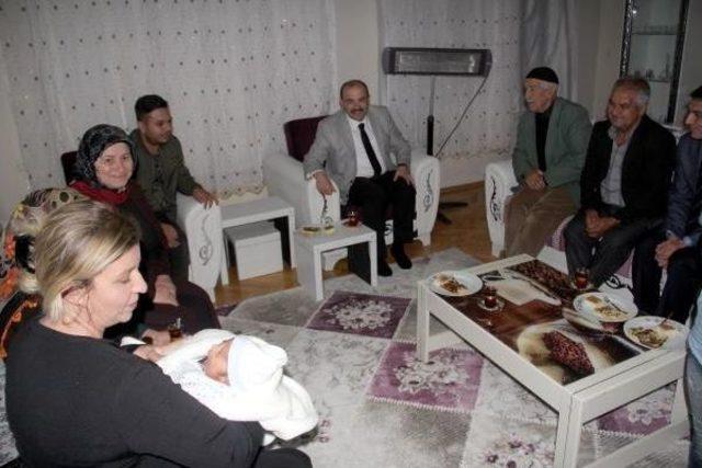 Bitlis Valisi, Yeni Doğum Yapan Şehit Eşini Ziyaret Etti
