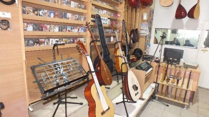 Kurduğu Saz Eviyle Malazgirtlilerin İlgisini &Ccedil;ekiyor