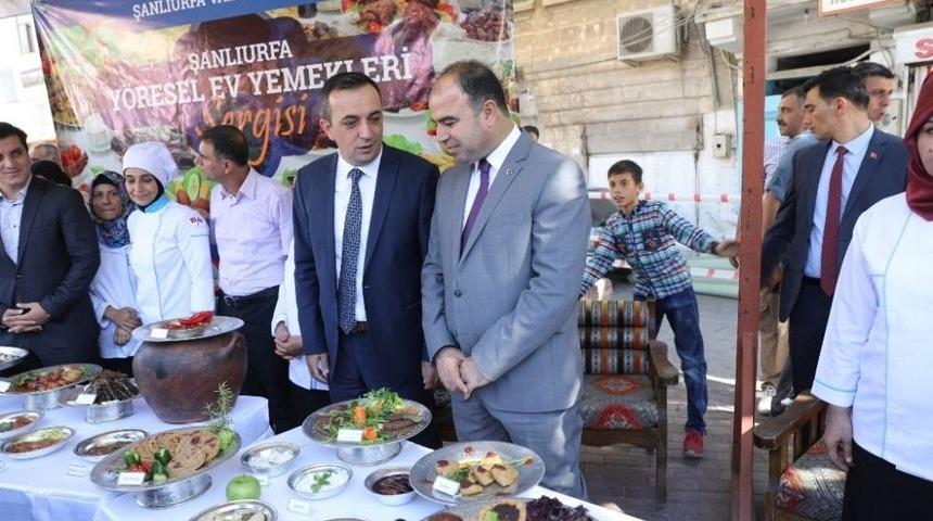 B&uuml;y&uuml;kşehir Belediye Başkanı Nihat &Ccedil;ift&ccedil;i Aşure Dağıttı