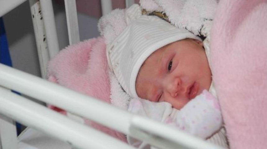 Bebeğini Banka Bırakarak Ka&ccedil;tı