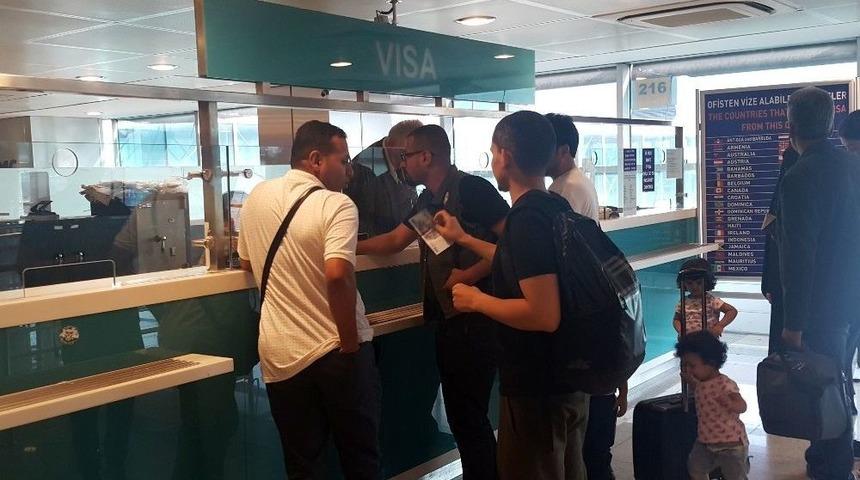 Abd&rsquo;li Yolcular Atat&uuml;rk Havalimanı&rsquo;nda Vize Engeline Takıldı