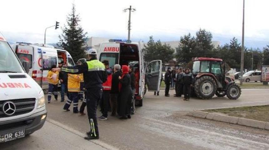 Hasta Taşıyan Ambulans Trakt&ouml;re &Ccedil;arptı: 2 Yaralı