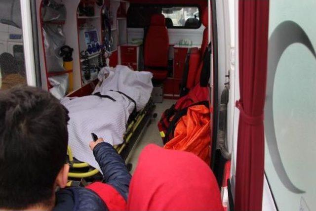 Hasta Taşıyan Ambulans Traktöre Çarptı: 2 Yaralı