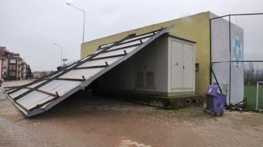Fırtına Stadın &Ccedil;atısını U&ccedil;urdu