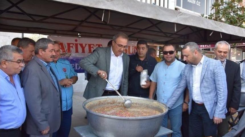 Başkan Kara&ccedil;oban Kendi Elleriyle Aşure İkram Etti