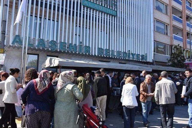 Başkan Kara&ccedil;oban Kendi Elleriyle Aşure İkram Etti 1