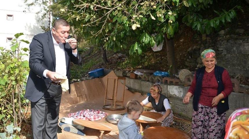 Mahalleli Kadınlar Başkan Tekin&rsquo;e G&ouml;zleme İkram Etti