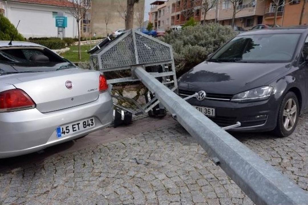 Manisa&rsquo;da Şiddetli Lodos Etkili Oldu