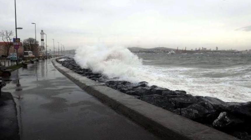 Cankurtaran'da Dalgalar Insan Boyunu Aştı