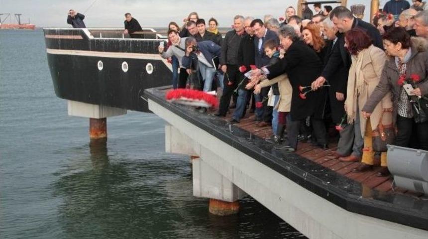 M&uuml;badiller Denize Karanfil Bıraktı