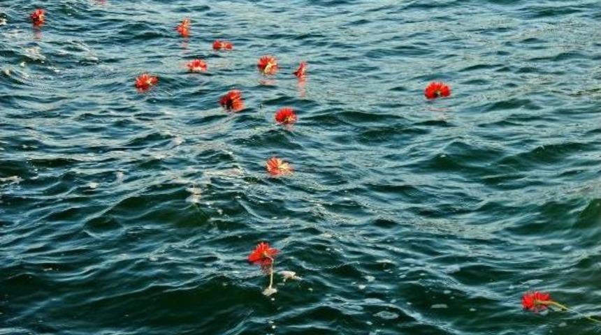 Ankara'daki Ter&ouml;r Saldırısında &Ouml;len 101 Kişi, &Ccedil;eşme'de Anıldı