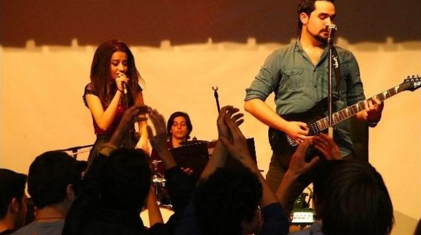 Gen&ccedil; Denizli M&uuml;zik Kul&uuml;b&uuml; Gen&ccedil;ler Coşturdu