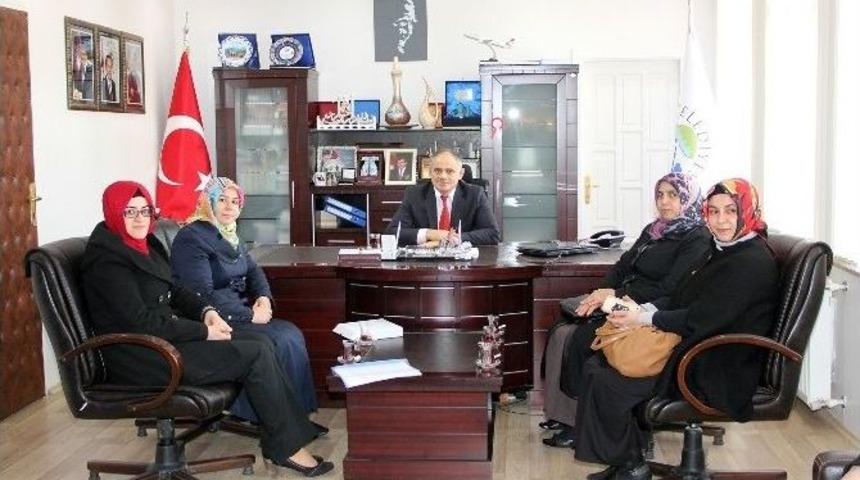 Ak Partili Kadınlar Başkan &Ouml;zt&uuml;rk&rsquo;&uuml; Ziyaret Etti