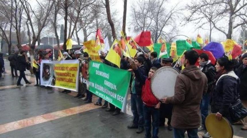 Gaziantep'te Hdp Ve Dbp'liler &Ouml;calan'a &Ouml;zg&uuml;rl&uuml;k Istedi